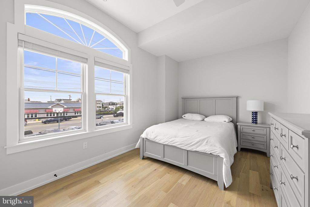 2020 LONG BEACH BLVD Unit: 2-C (SW)