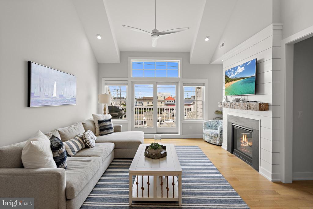 2020 LONG BEACH BLVD Unit: 2-C (SW)