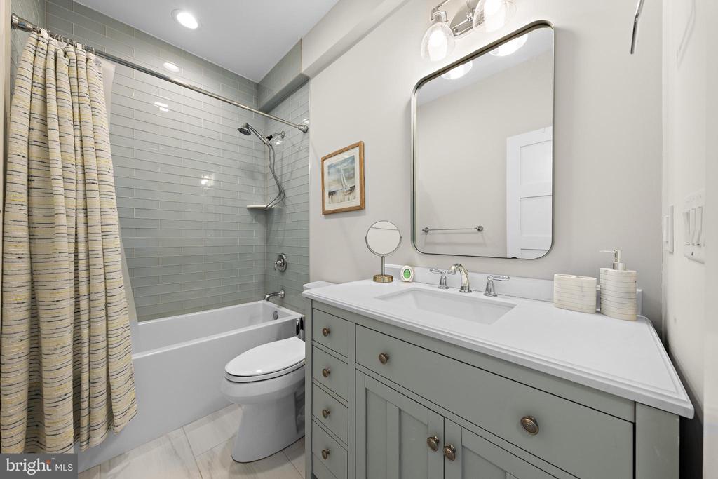 2020 LONG BEACH BLVD Unit: 2-C (SW)