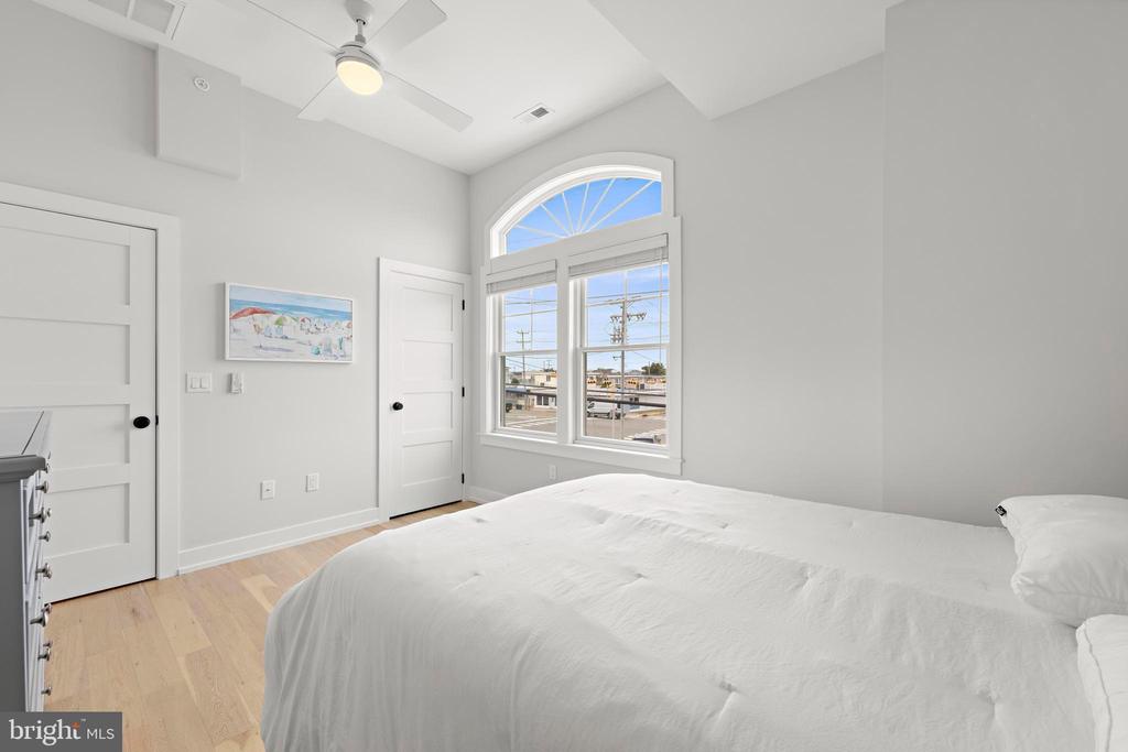 2020 LONG BEACH BLVD Unit: 2-C (SW)