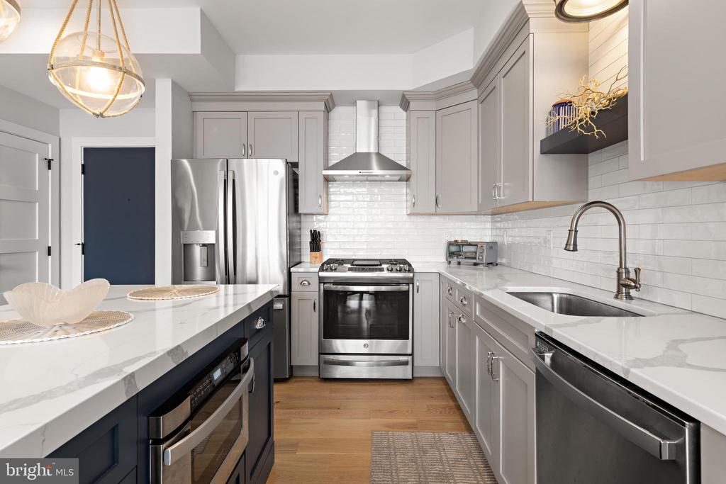 2020 LONG BEACH BLVD Unit: 2-C (SW)