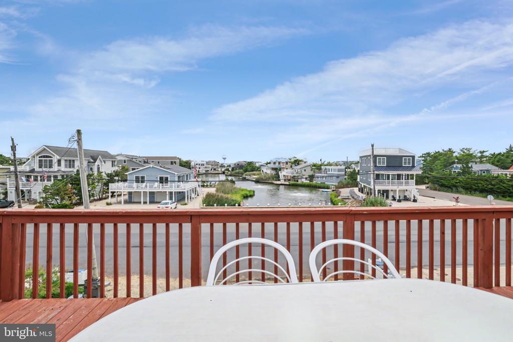 11 W ESSEX AVENUE