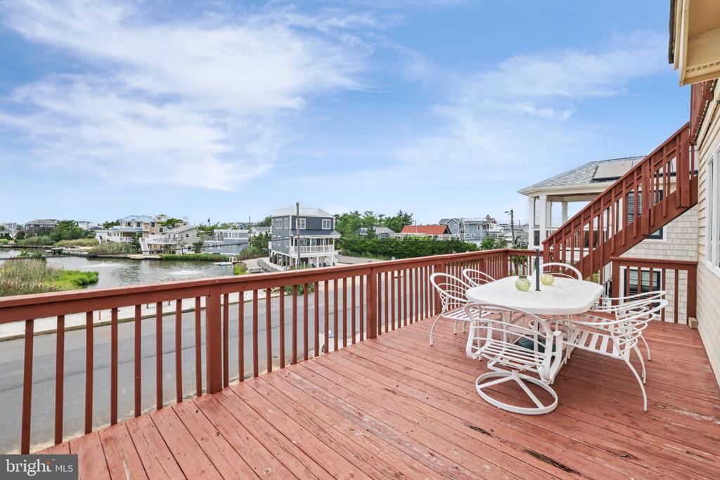 11 W ESSEX AVENUE