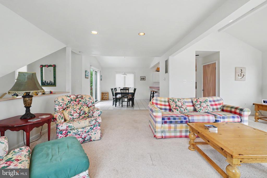 11 W ESSEX AVENUE