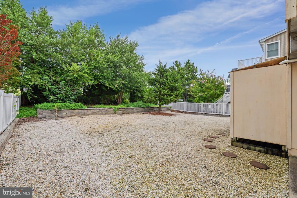 11 W ESSEX AVENUE