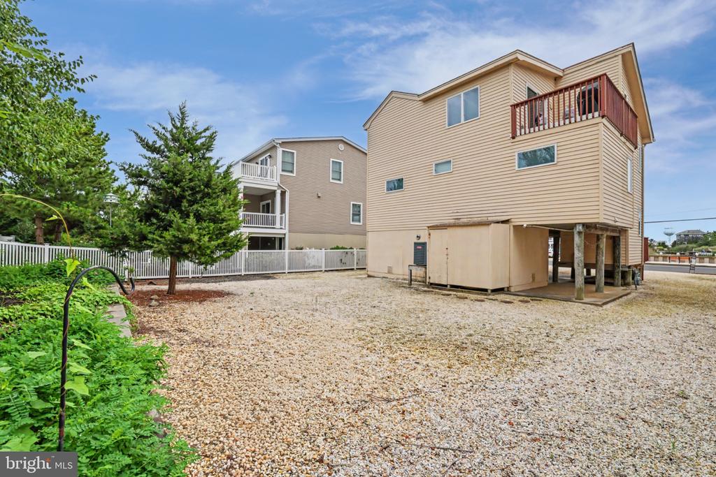11 W ESSEX AVENUE
