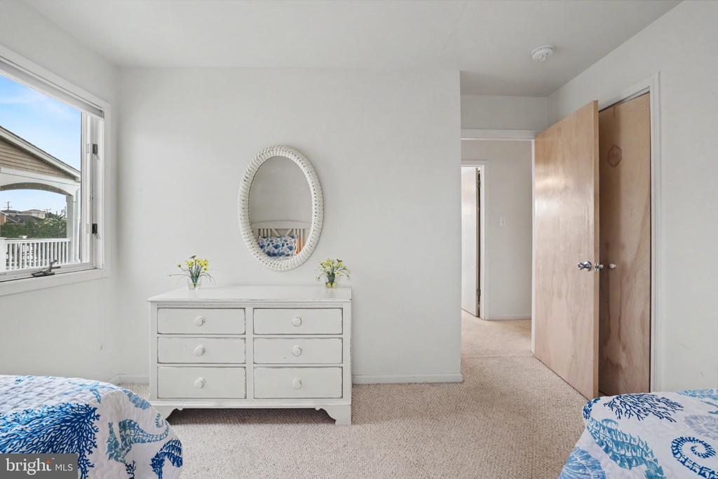 11 W ESSEX AVENUE