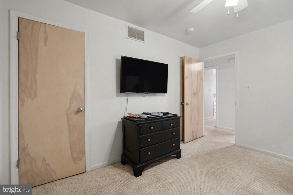 11 W ESSEX AVENUE