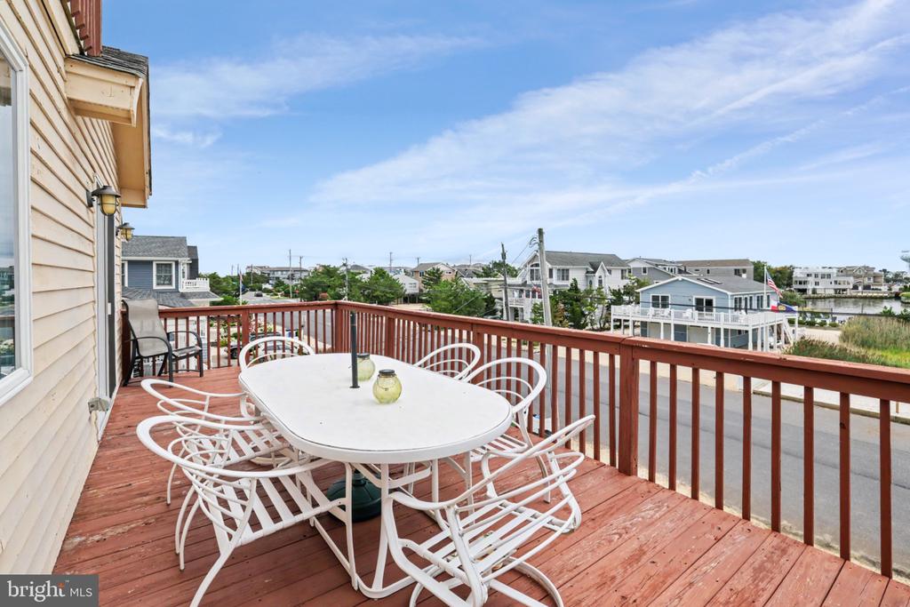 11 W ESSEX AVENUE