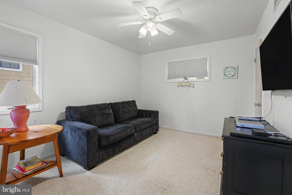 11 W ESSEX AVENUE