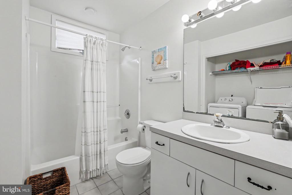 11 W ESSEX AVENUE