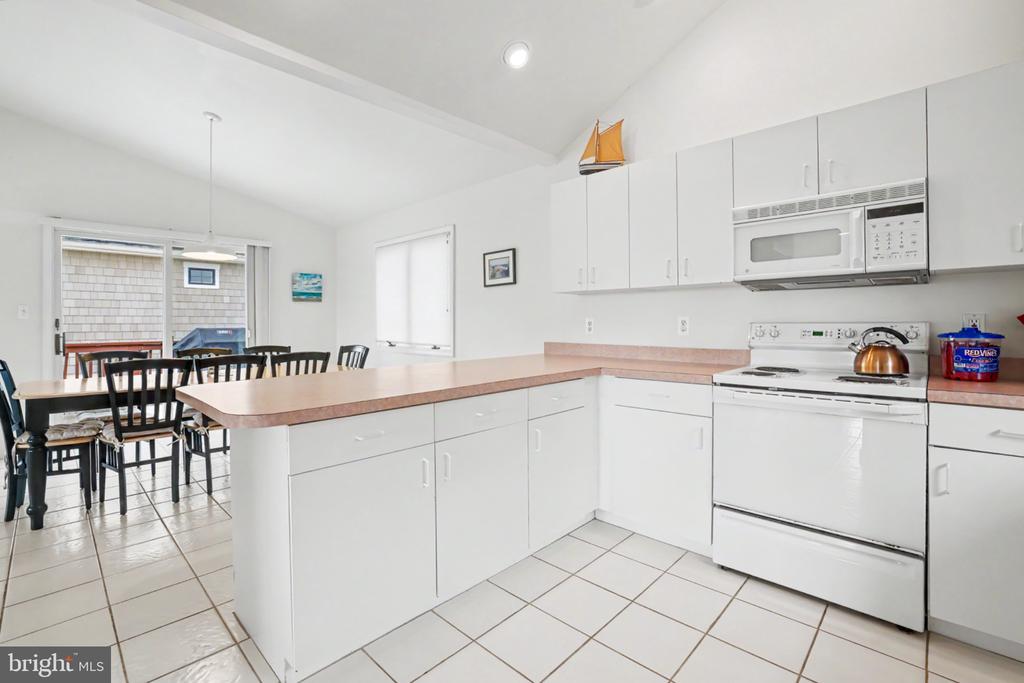 11 W ESSEX AVENUE