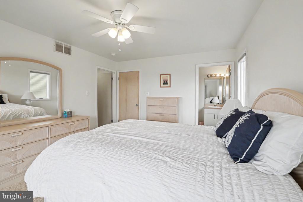 11 W ESSEX AVENUE