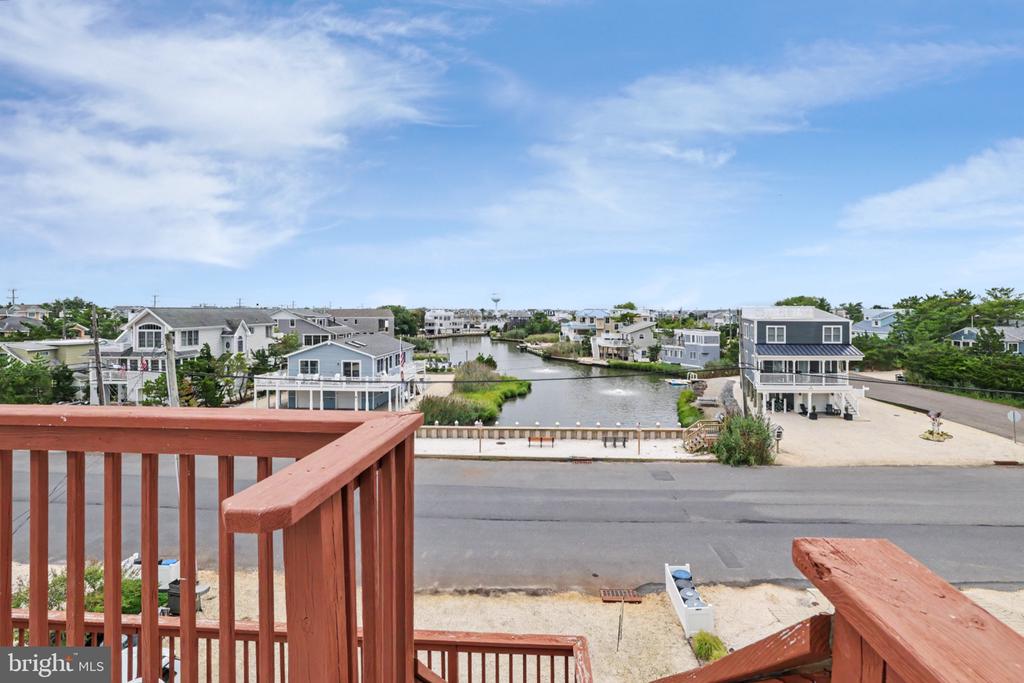 11 W ESSEX AVENUE