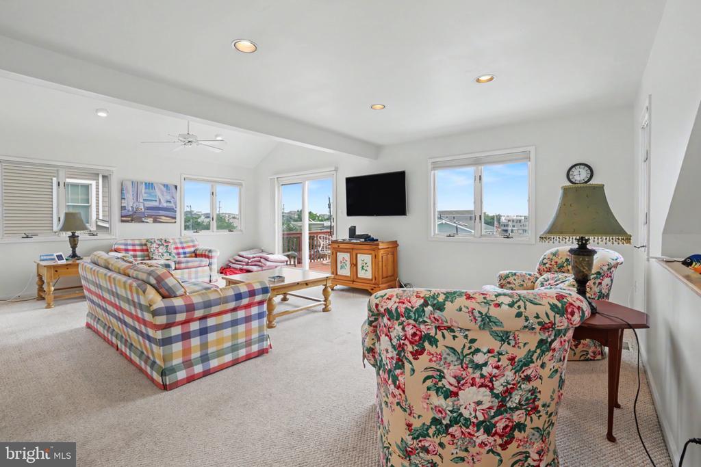 11 W ESSEX AVENUE