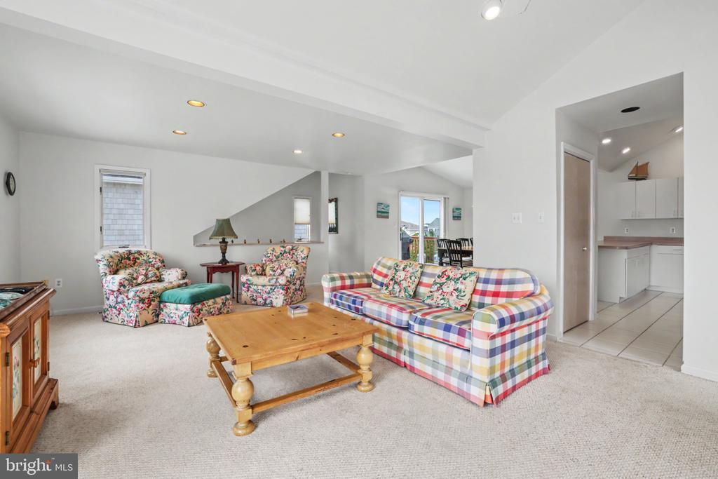 11 W ESSEX AVENUE