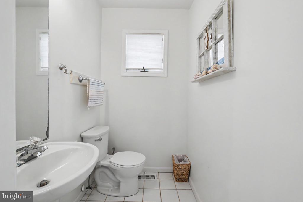 11 W ESSEX AVENUE