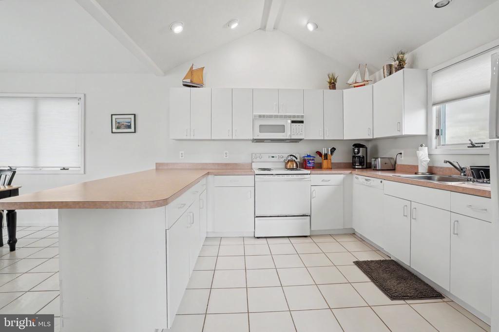 11 W ESSEX AVENUE