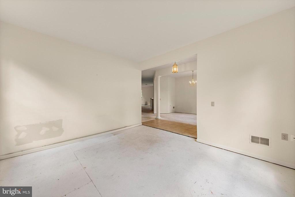 10 KETTLE CREEK COURT