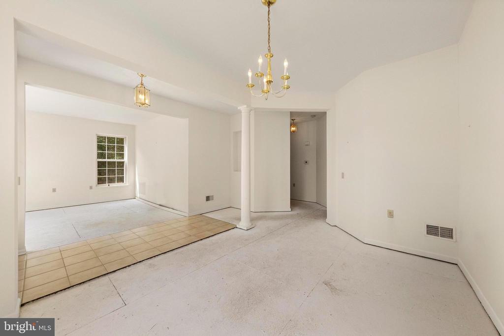 10 KETTLE CREEK COURT