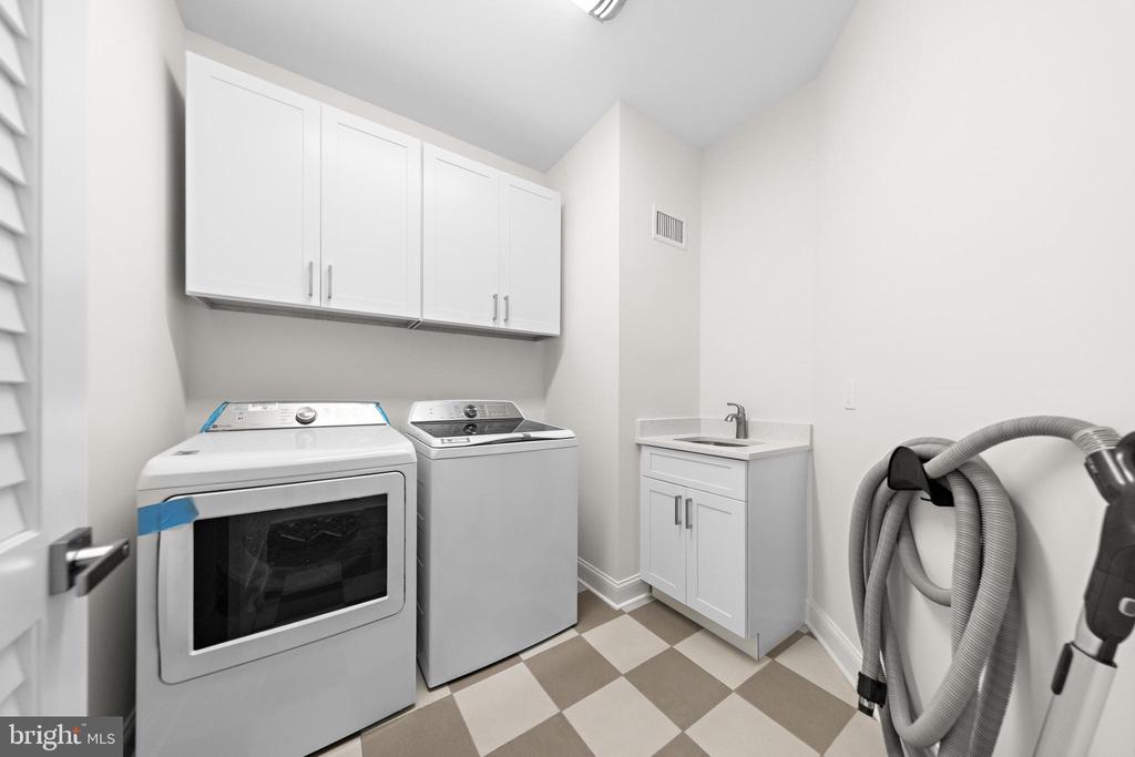 242 N 8TH STREET