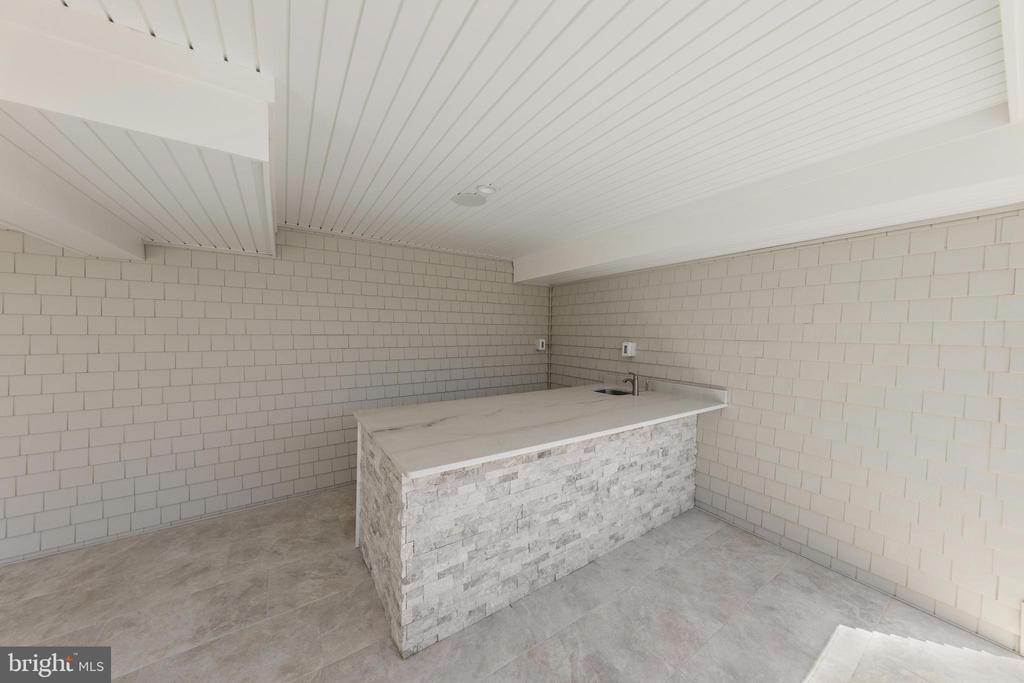 242 N 8TH STREET