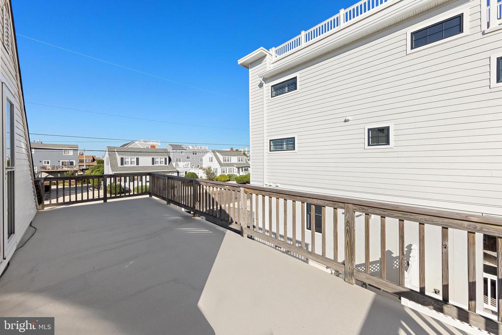 126 E OLD WHALING LANE