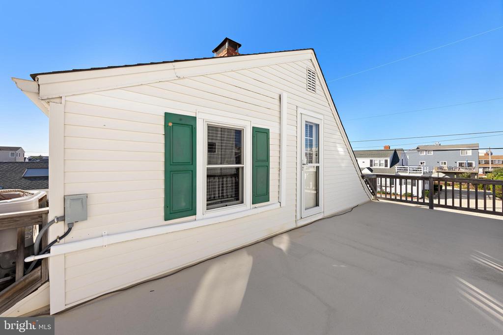 126 E OLD WHALING LANE