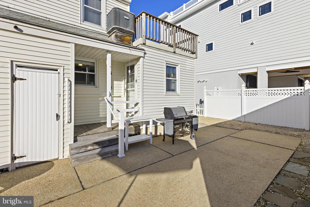 126 E OLD WHALING LANE