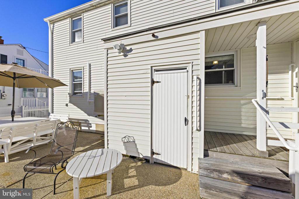 126 E OLD WHALING LANE