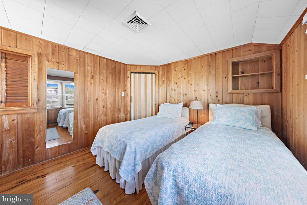 126 E OLD WHALING LANE