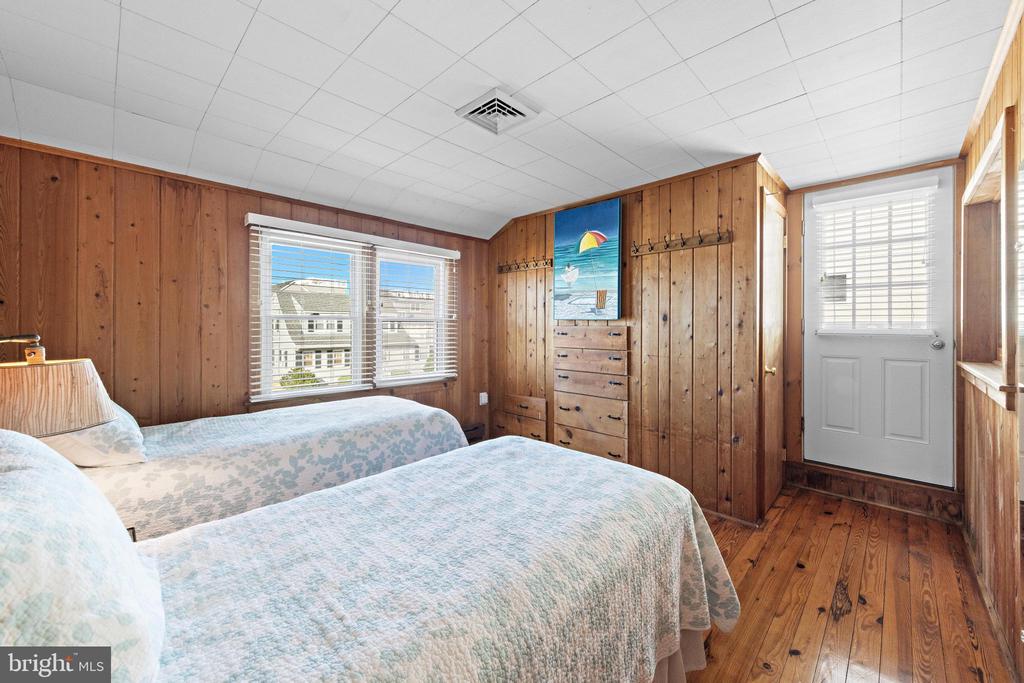 126 E OLD WHALING LANE