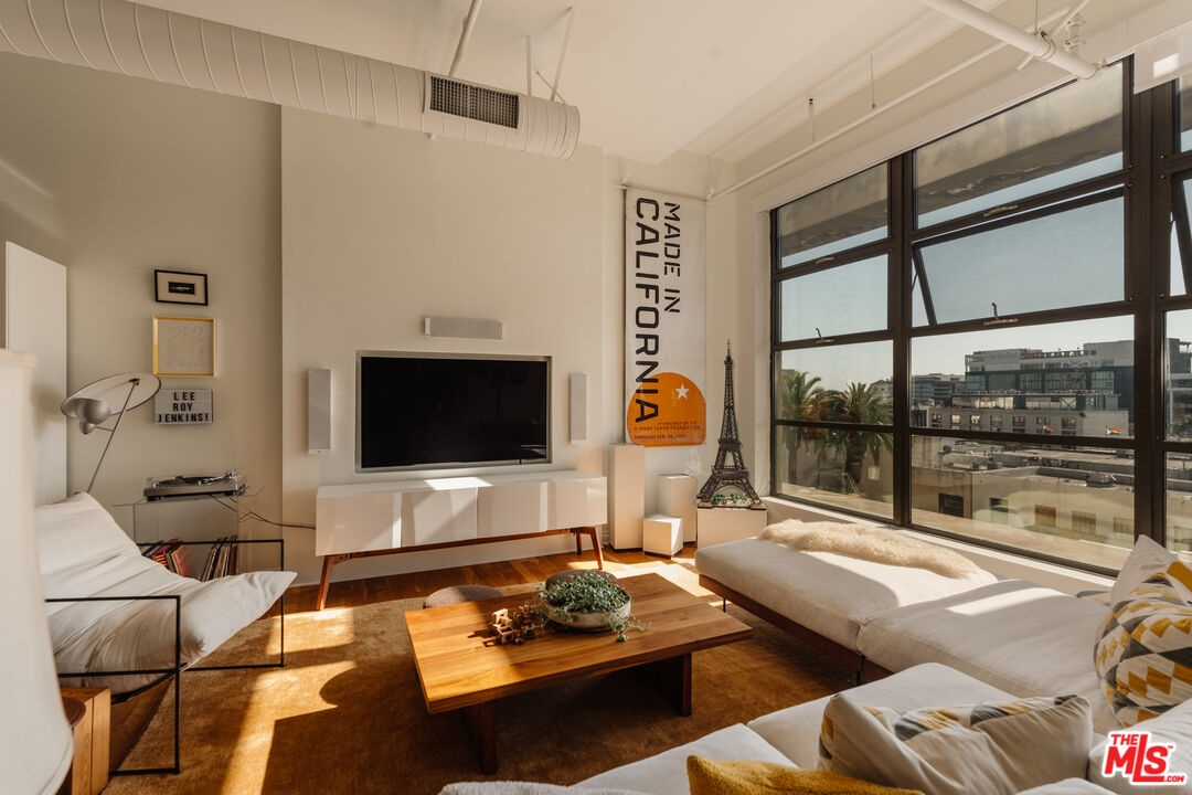 1645 Vine St Unit: 511