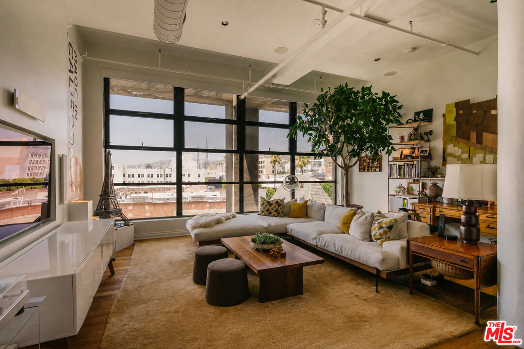 1645 Vine St Unit: 511