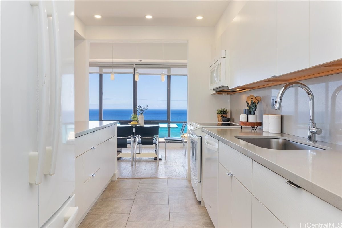 229 Paoakalani Avenue PH-3807
