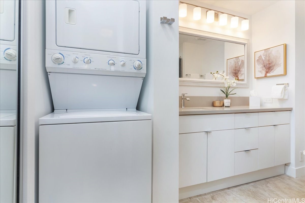 229 Paoakalani Avenue PH-3807