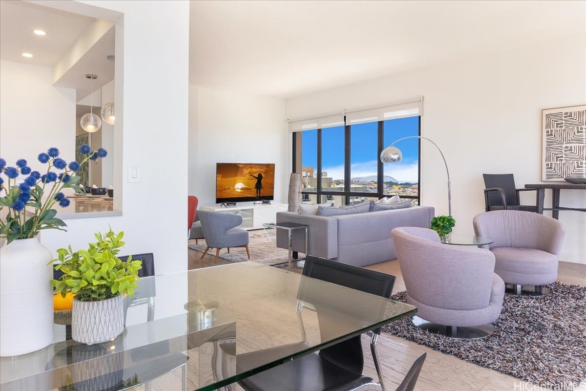229 Paoakalani Avenue PH-3807