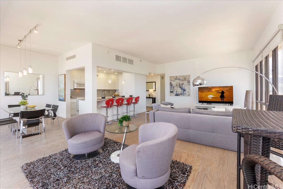 229 Paoakalani Avenue PH-3807
