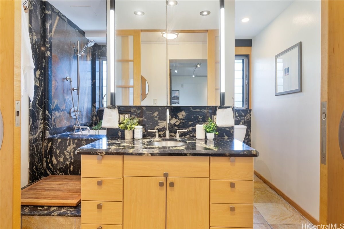 303 Liliuokalani Avenue 1102