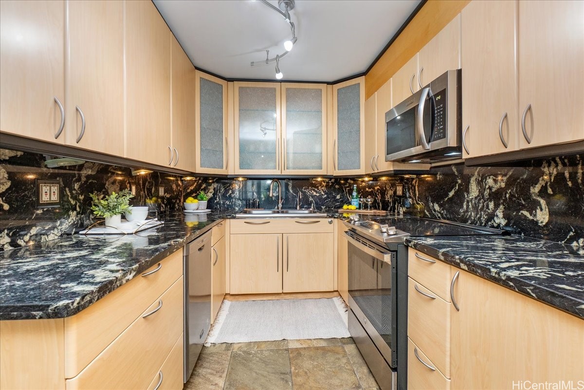 303 Liliuokalani Avenue 1102