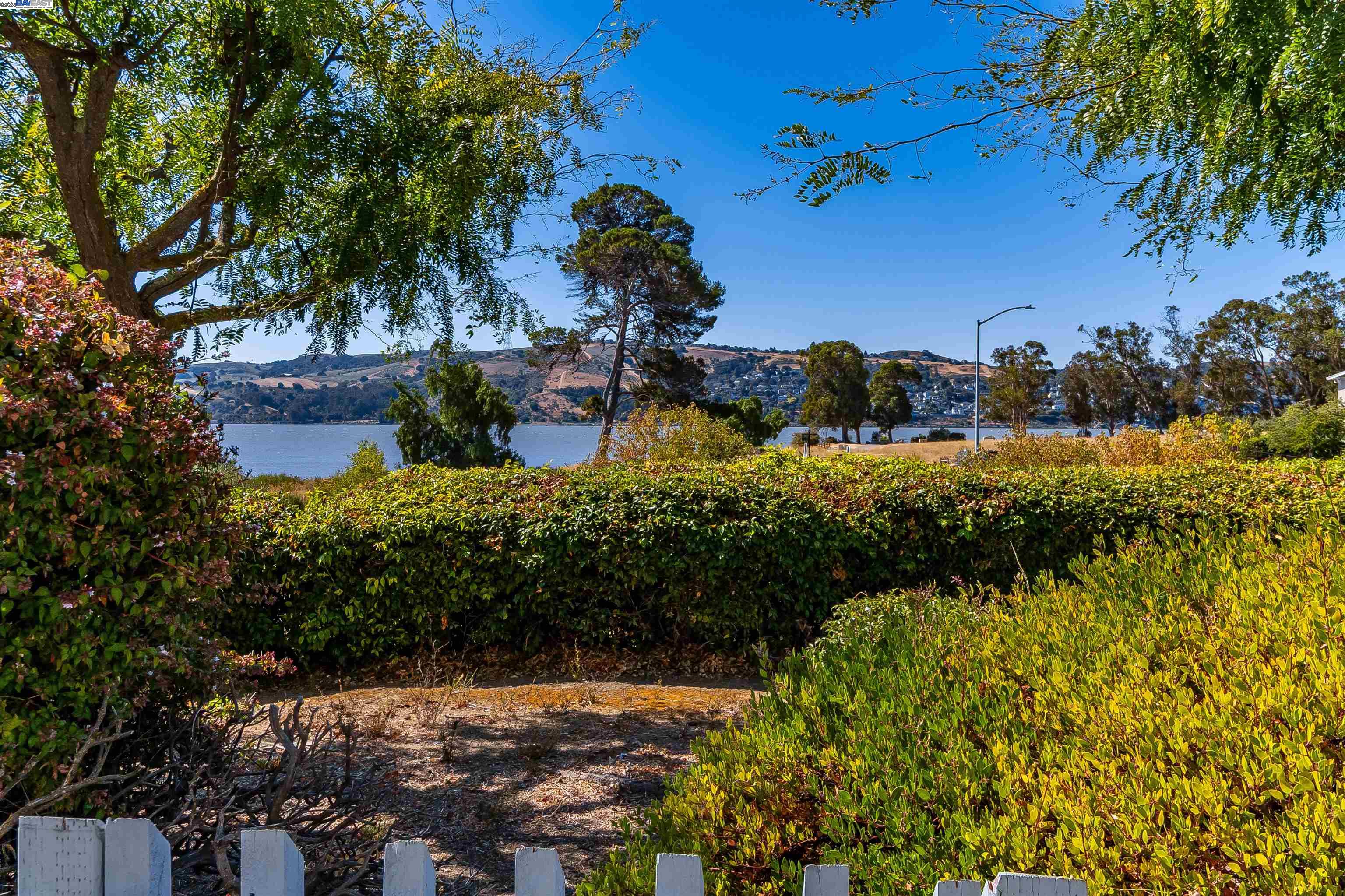7 Shoal Dr E