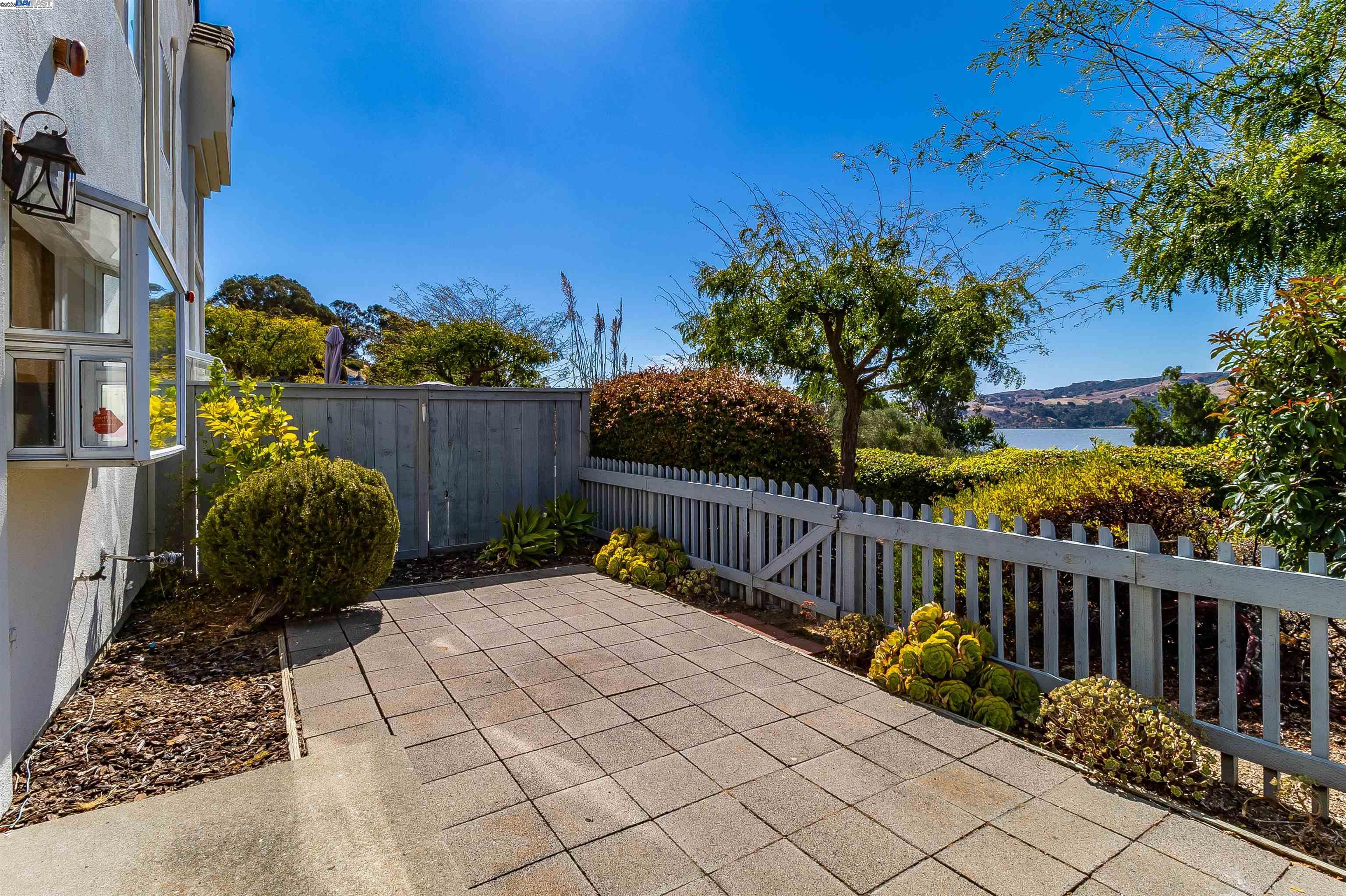 7 Shoal Dr E
