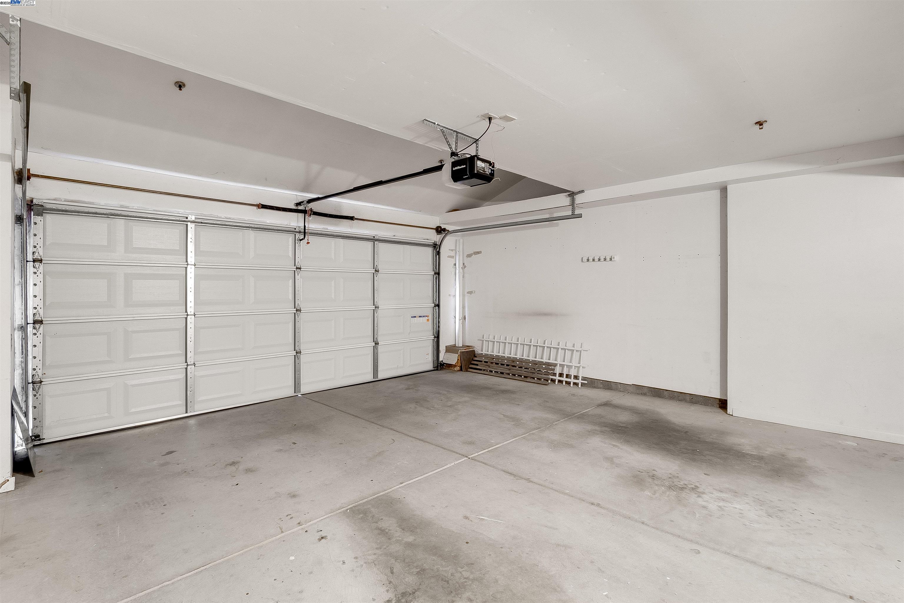 7 Shoal Dr E