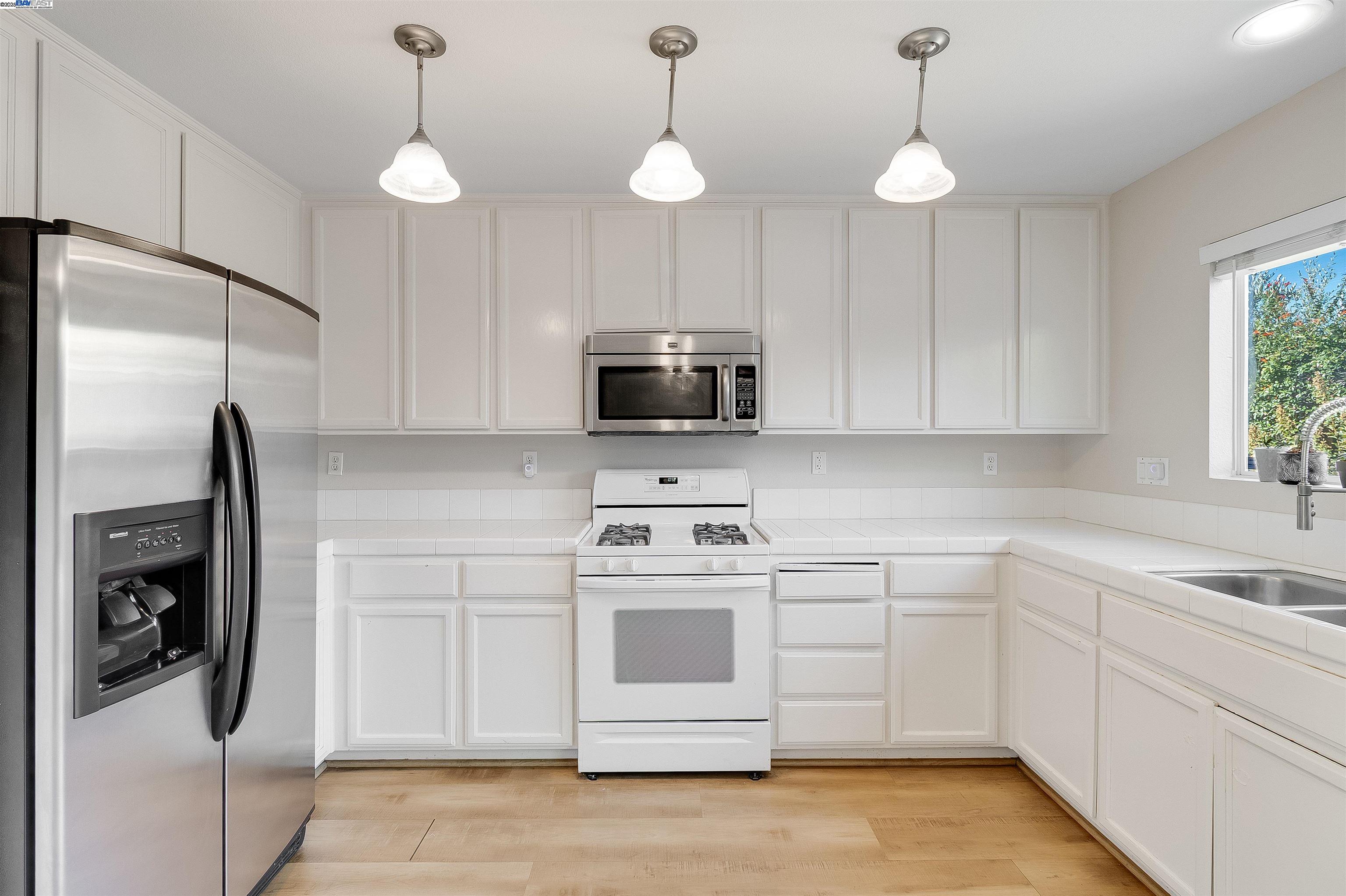 592 Ross Cir, Martinez