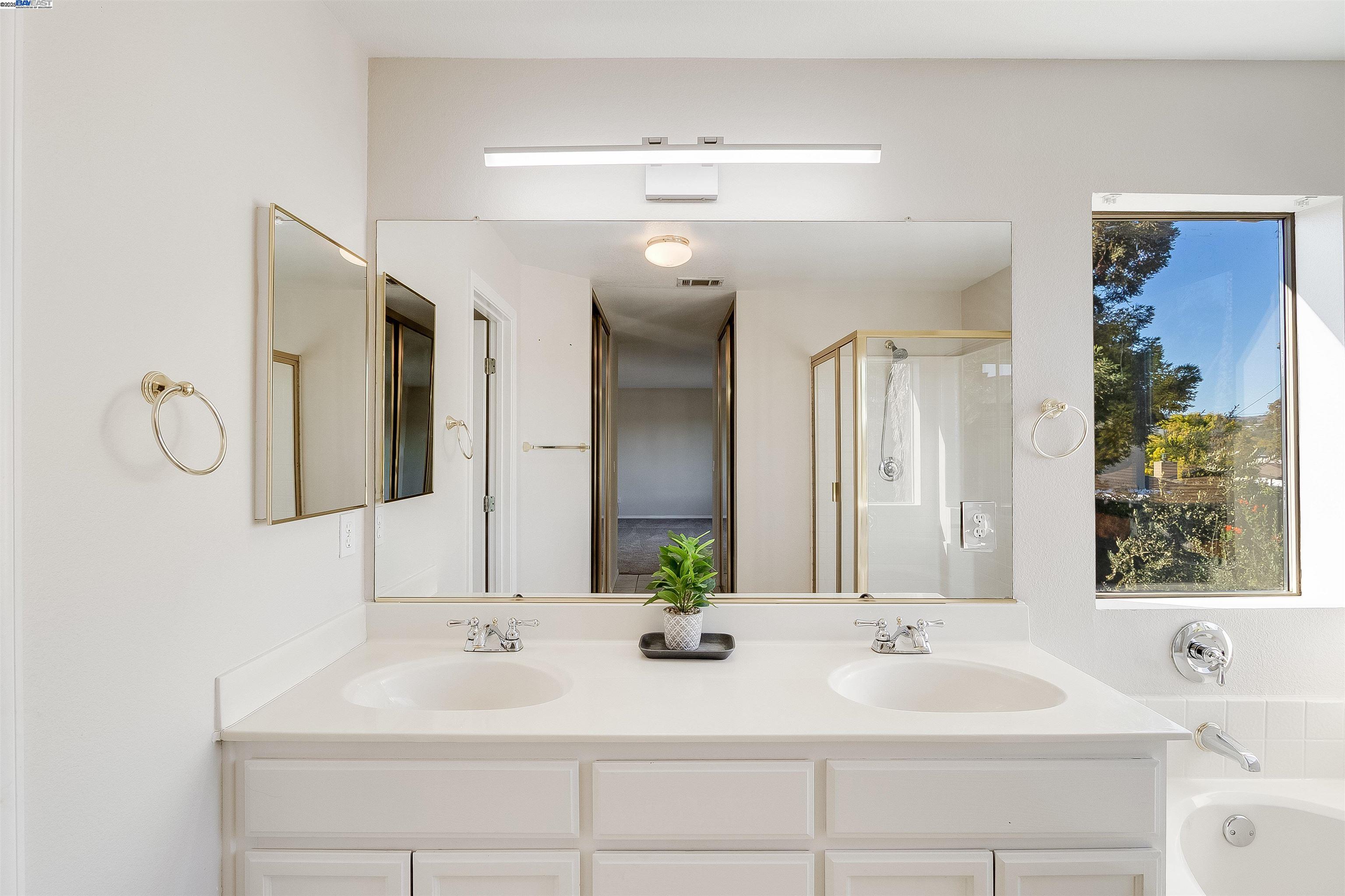 592 Ross Cir, Martinez