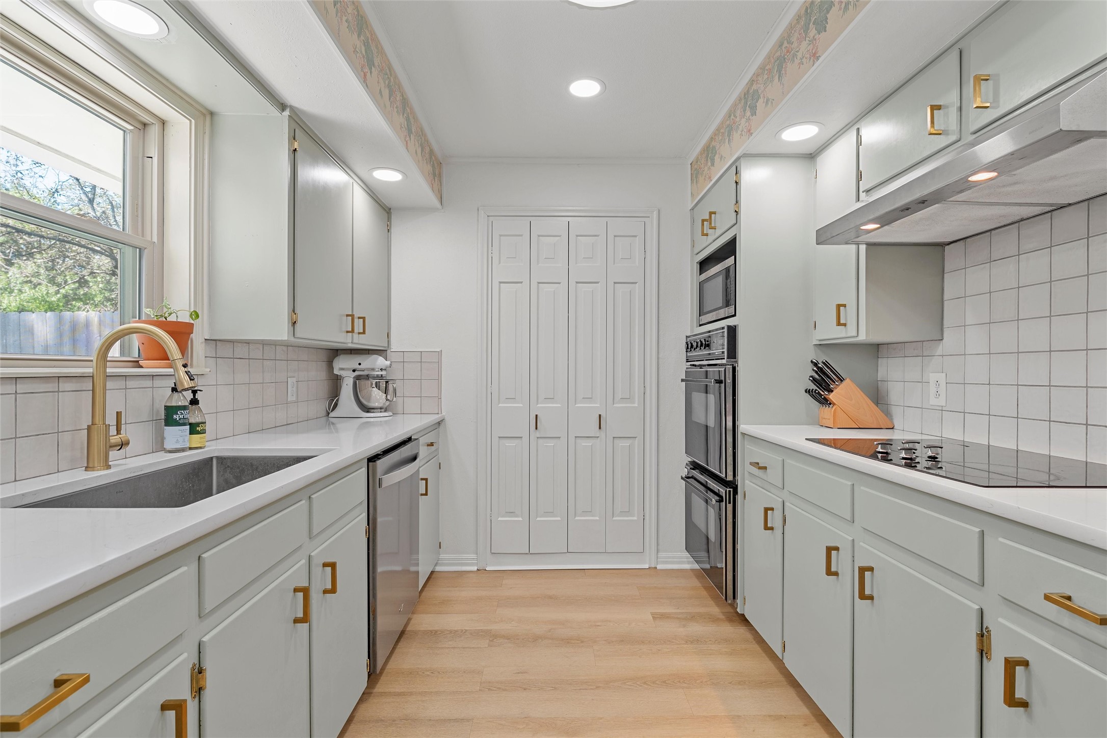 5625 Lake Jackson Street