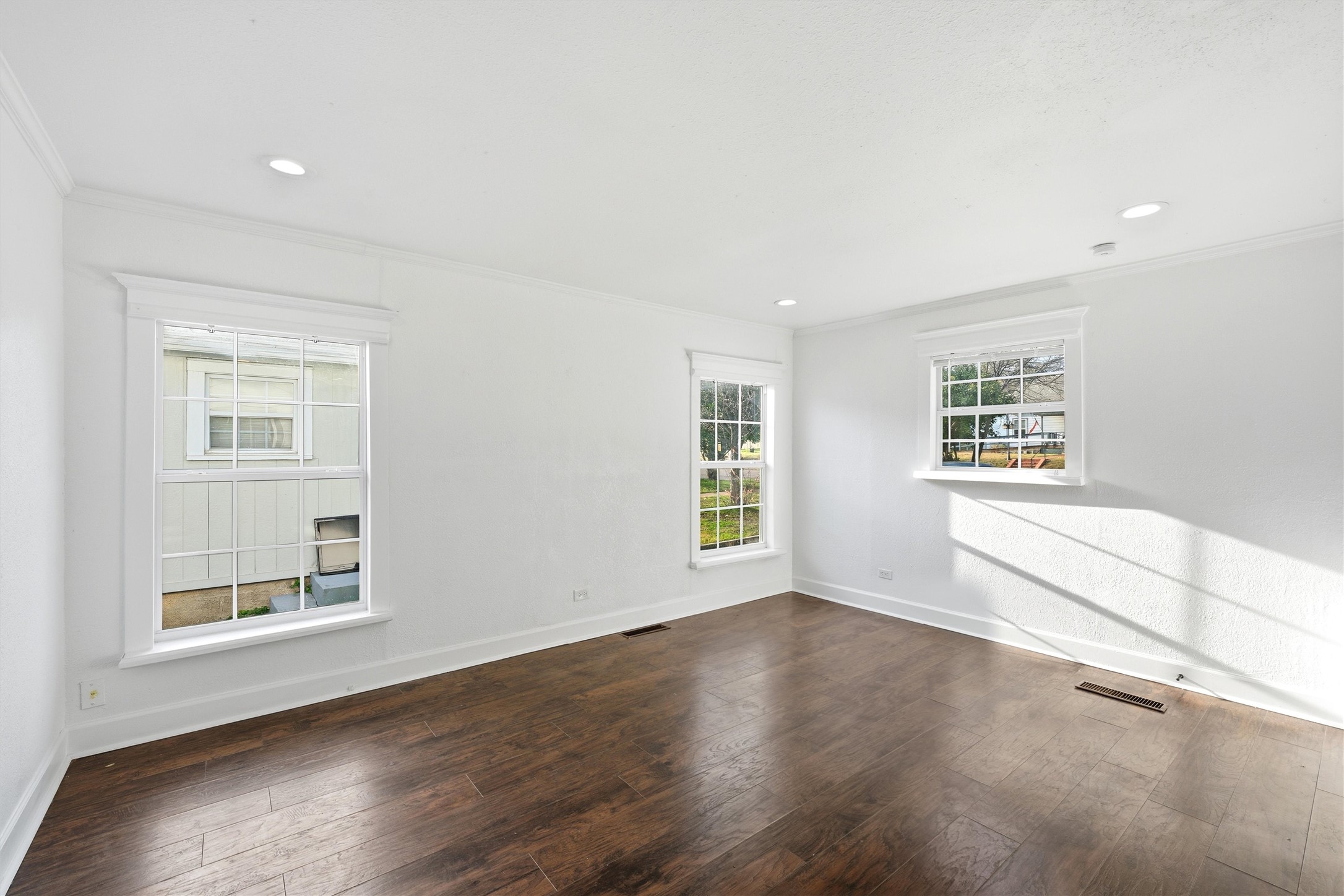 2712 Live Oak Avenue