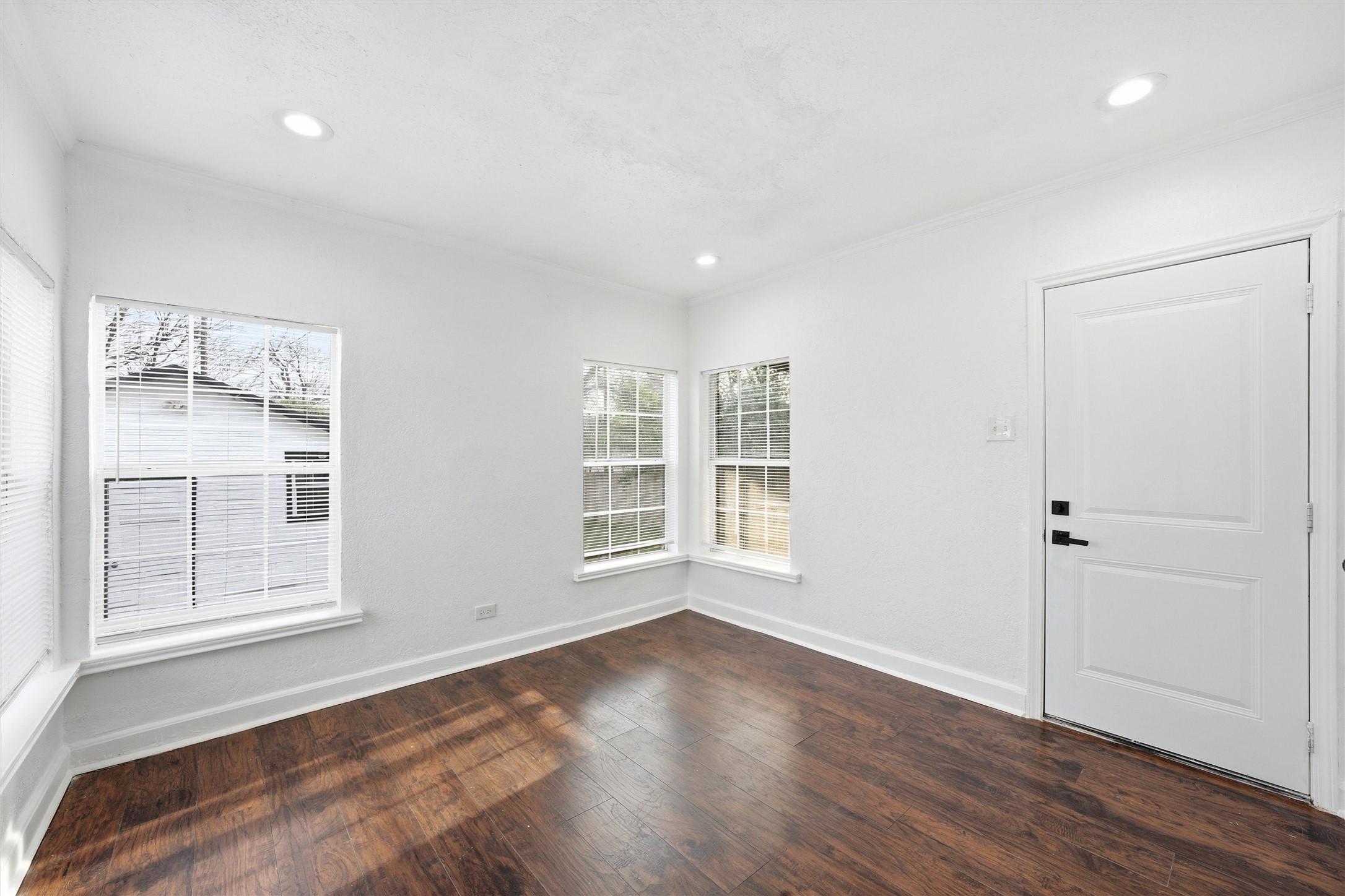 2712 Live Oak Avenue