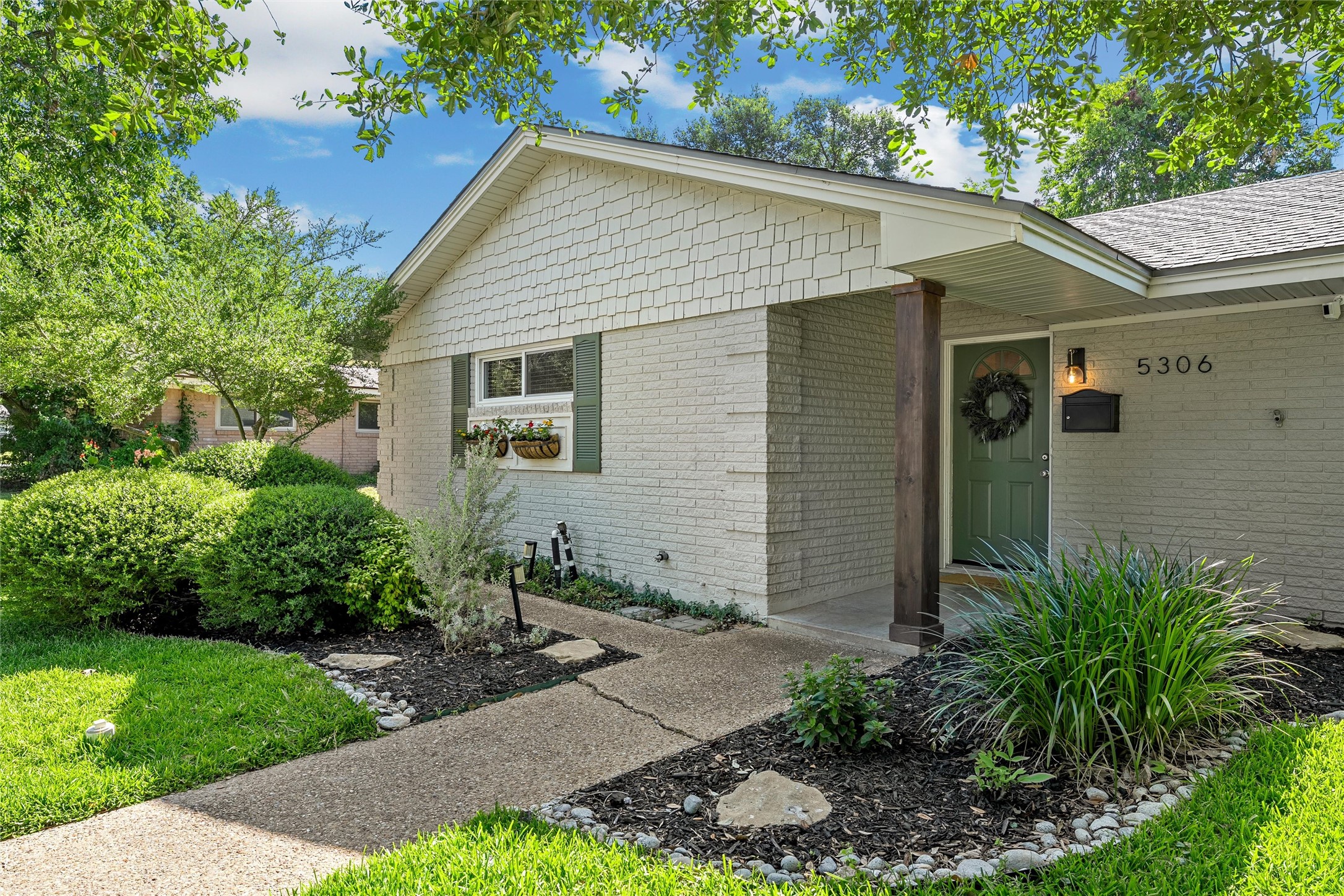 5306 Lake Crest Drive