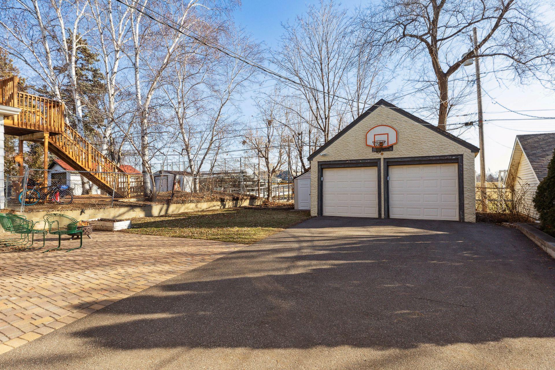 576 Fairview Avenue S